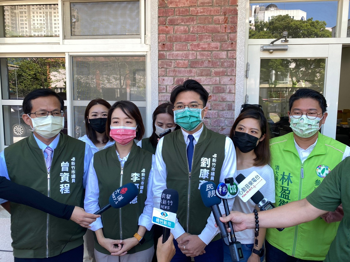 新竹市議會民進黨團今（23）天召開記者會反擊民眾黨的質疑。 圖：新竹市議會民進黨團總召李妍慧提供