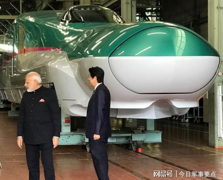 孟買-艾哈邁達巴德高鐵項目的進展十分緩慢。原定於2018年12月就告一段落的徵地計劃，實際上拖到今天都沒有完成。圖右為日本前首相安倍晉三，圖左為印度總理莫迪。 圖:翻攝自網易