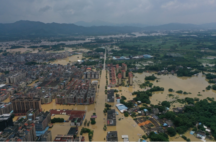 廣東清遠洪水氾濫，許多城鎮泡在水中， 圖 : 翻攝自南方都市報