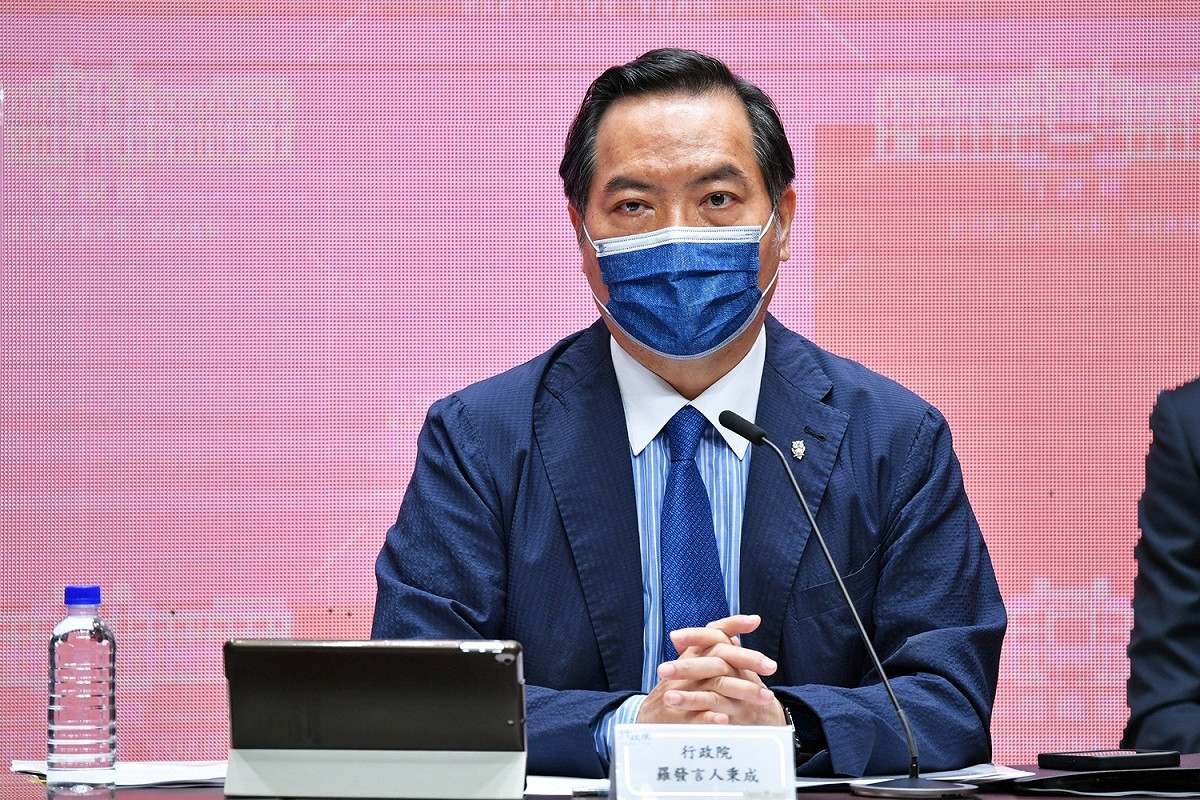 行政院長發言人羅秉成今（23）天進一步說明，蘇貞昌院長希望陳家欽能繼續留在團隊一起努力，但陳家欽以讓警界提早進入新一波的人事布局為由，讓蘇貞昌難以拒絕。 圖：行政院提供