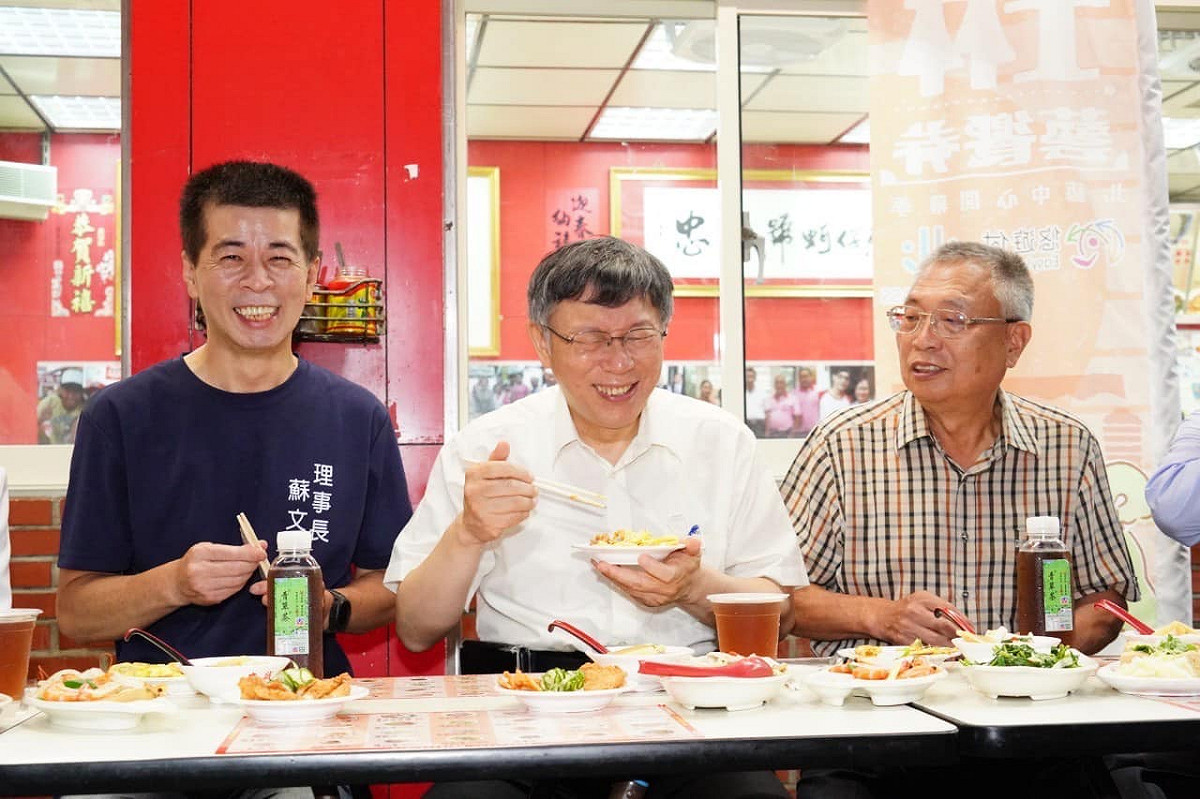 柯文哲22日親臨士林夜市，示範「北藝套裝行程」。 圖：翻攝自柯文哲 臉書