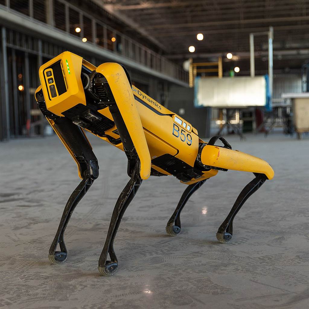「波士頓動力」(Boston Dynamics)「Spot」機器狗傳協助烏克蘭協助排雷和清除迫擊砲彈和集束彈藥。 圖：翻攝Boston Dynamics官網