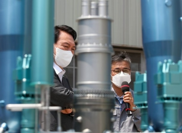尹錫悅 (左) 視察韓國核電企業斗山能源公司並批評文在寅去和電視愚蠢的行為 圖:翻攝自環球網
