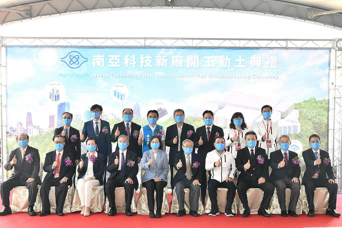 與會貴賓合影（右四起至左：新北市長侯友宜、台塑集團總裁王文淵、總統蔡英文）。 圖：新北市經發局提供
