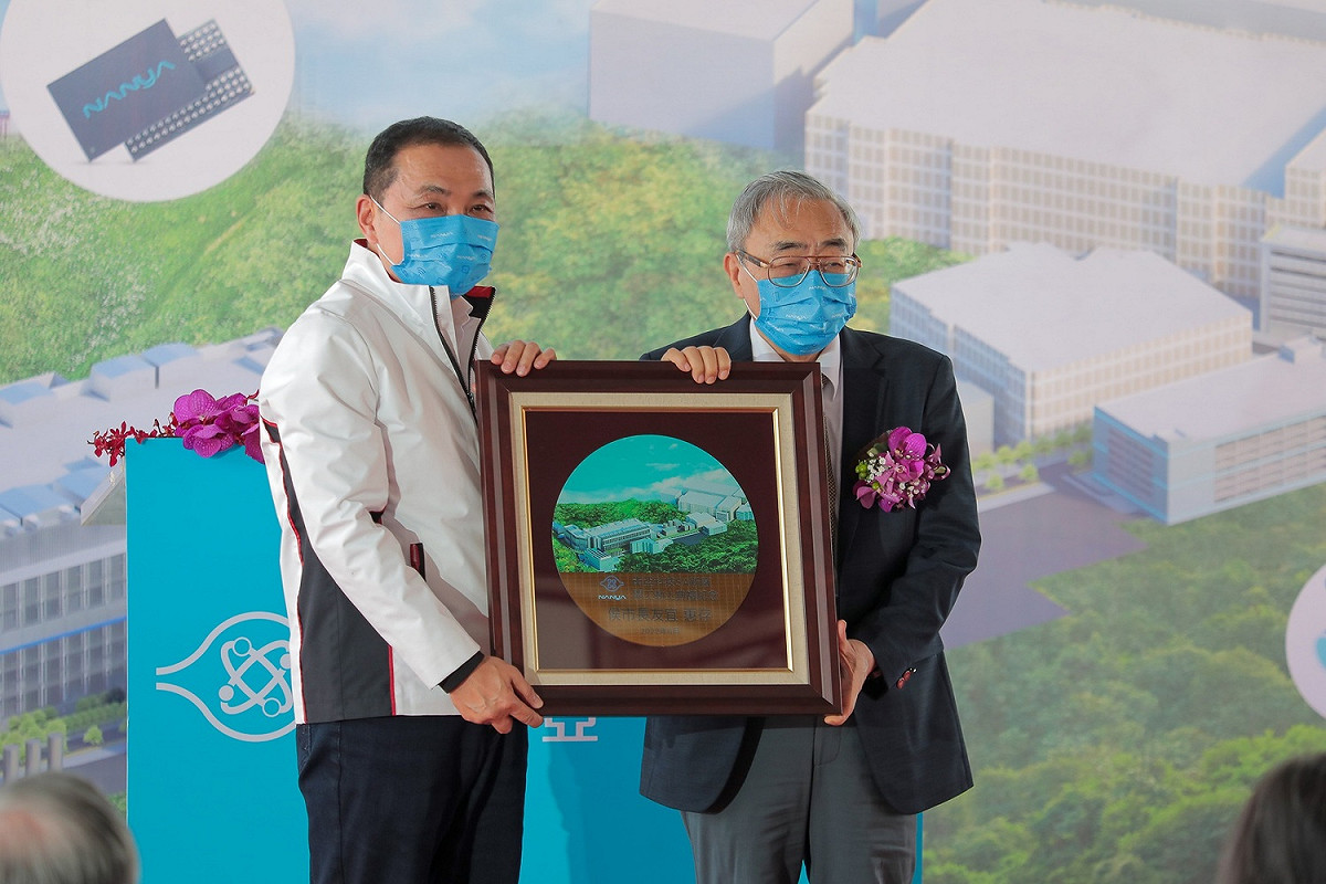 台塑集團總裁王文淵（右）致贈晶圓給新北市長侯友宜（左）。 圖：新北市經發局提供