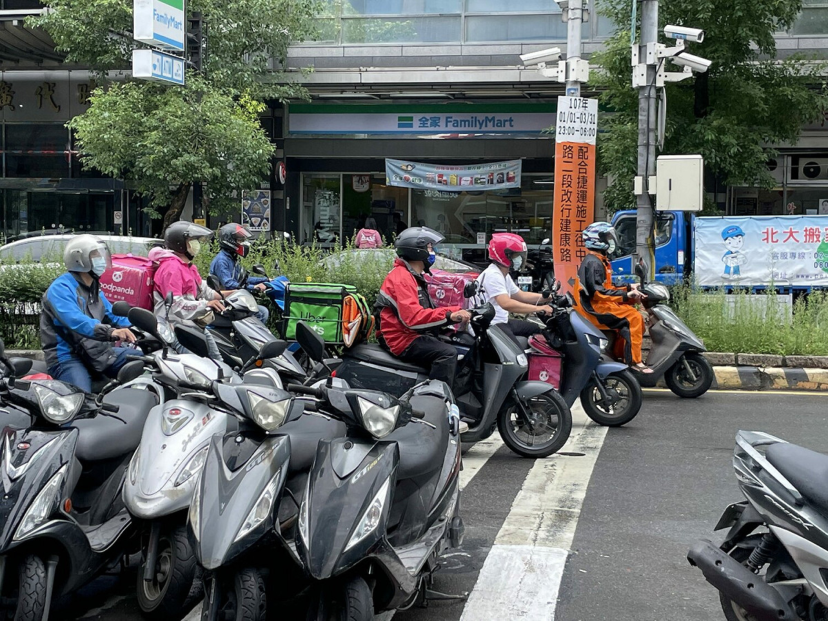 1名外送員表示接到1要送往台北市刑警大隊的單， 但客戶卻要求他對收餐者說：「 吃大便！」他未照做竟被負評！ 圖：新北市勞檢處提供
