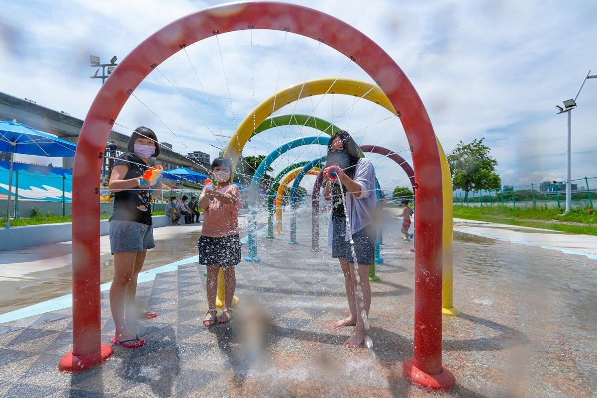 360度水霧的彩虹隧道。