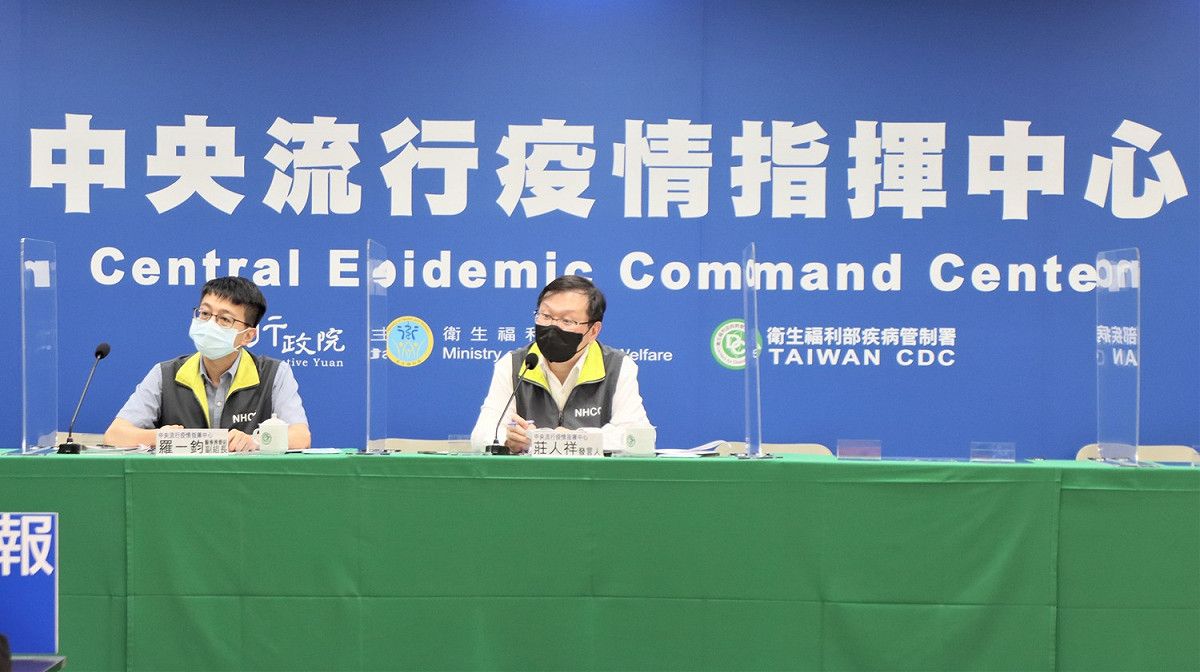 指揮中心發言人 莊人祥與醫療應變組副組長羅一鈞 圖：中央流行疫情指揮中心/提供