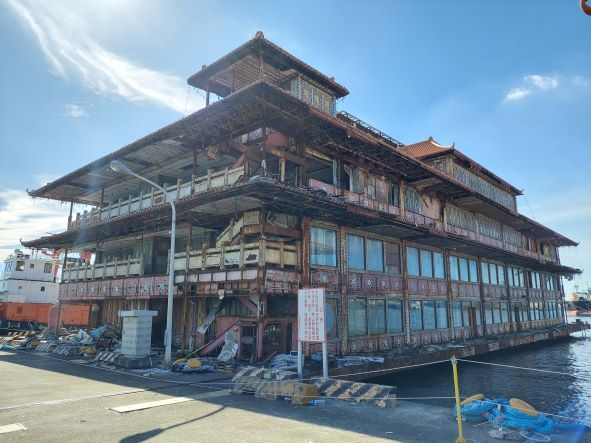 風光一時的「海上皇宮」近日將遭拆除。 圖：高雄港務分公司提領