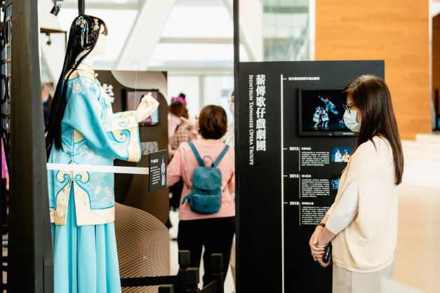 王文翠親自參觀戲綻春藝」特展。 圖：高雄市文化局提供