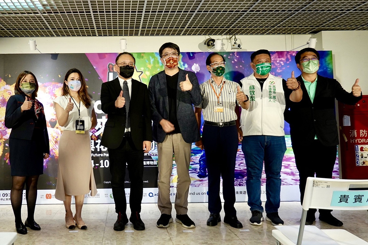 史哲(左三)出席teamLab 沈浸式展覽開展記者會。 圖：翻攝史哲臉書