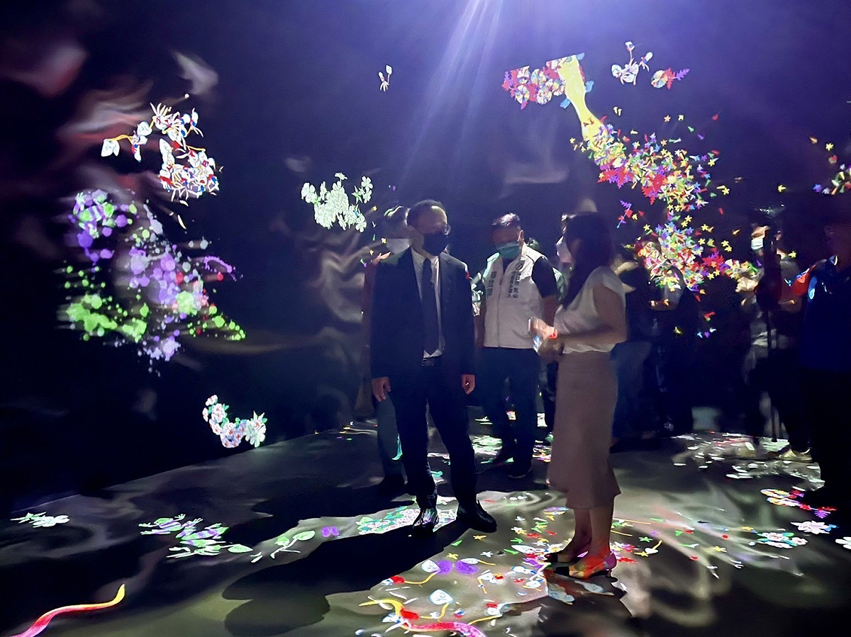 史哲(左一)觀賞「teamLab未來遊樂園&amp;與花共生的動物們」展覽。 圖：翻攝史哲臉書