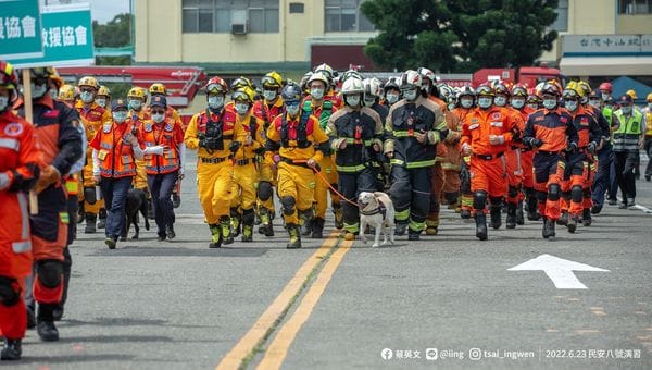 民安 8 號演習首度由國防部研議加入戰時情況下的災害搶救作為，且由桃園市政府主導，將跨區救災能量整合，以及民防團隊運用等防救災課題，納入演練。 圖：翻攝自蔡英文臉書