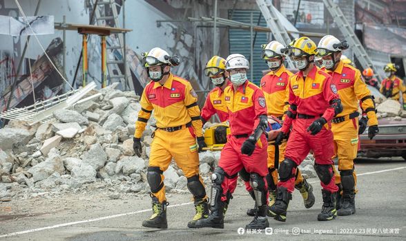 蔡英文表示，除了軍、警、消等政府機關同仁堅守崗位，全體國人也必須具備災防意識。 圖：翻攝自蔡英文臉書