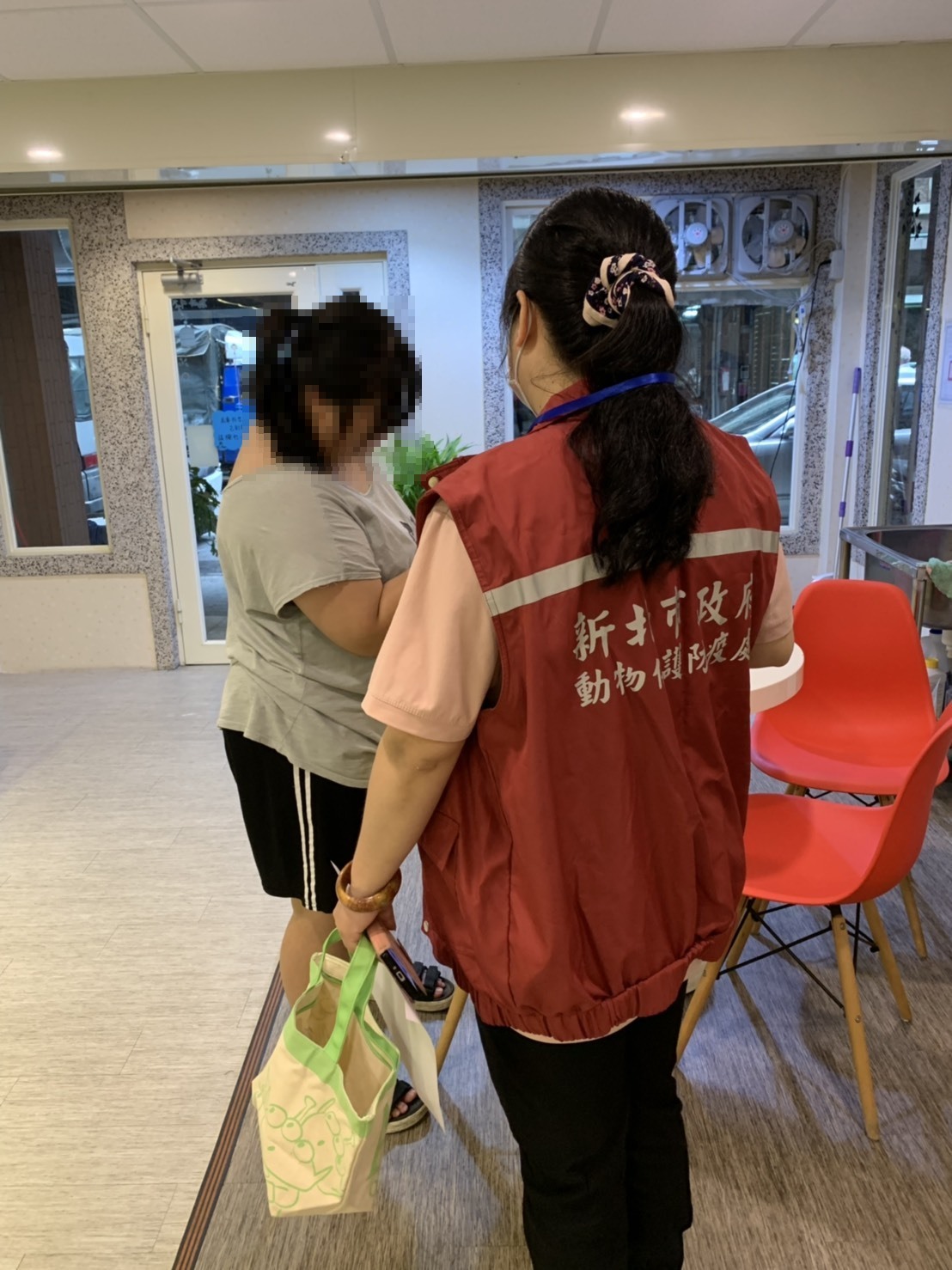 動保處查訪時會帶上識別證與背心，絕不會無故打擾民眾。 圖：新北市動保處提供
