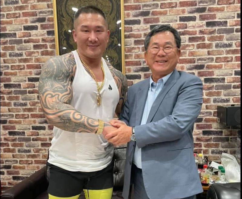 陳明文（右）說，對於館長（左）被幫派分子槍擊，他感到非常遺憾，甚至為此特地前往與館長對談。 圖：翻攝陳明文臉書