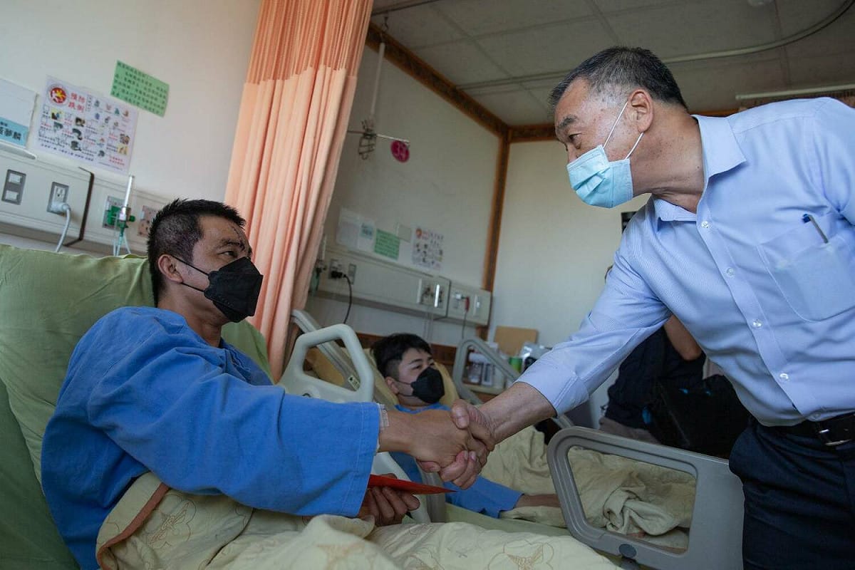 邱國正23日傍晚5點多國防部長到國軍高雄總醫院左營分院探視4名傷者和慰問家屬。 圖：國防部提供