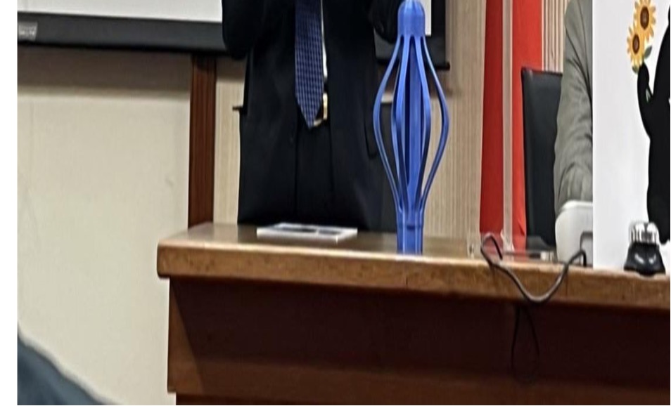 中山醫院院長陳文哲先前與長庚大學共同研發可擴張脊椎延長系統，可用0.5公分傷口小手術裝入並舒緩脊椎問題。 圖：福和會提供