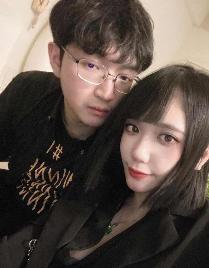 實況主超負荷與女友朵莉。 圖：翻攝自朵莉 IG