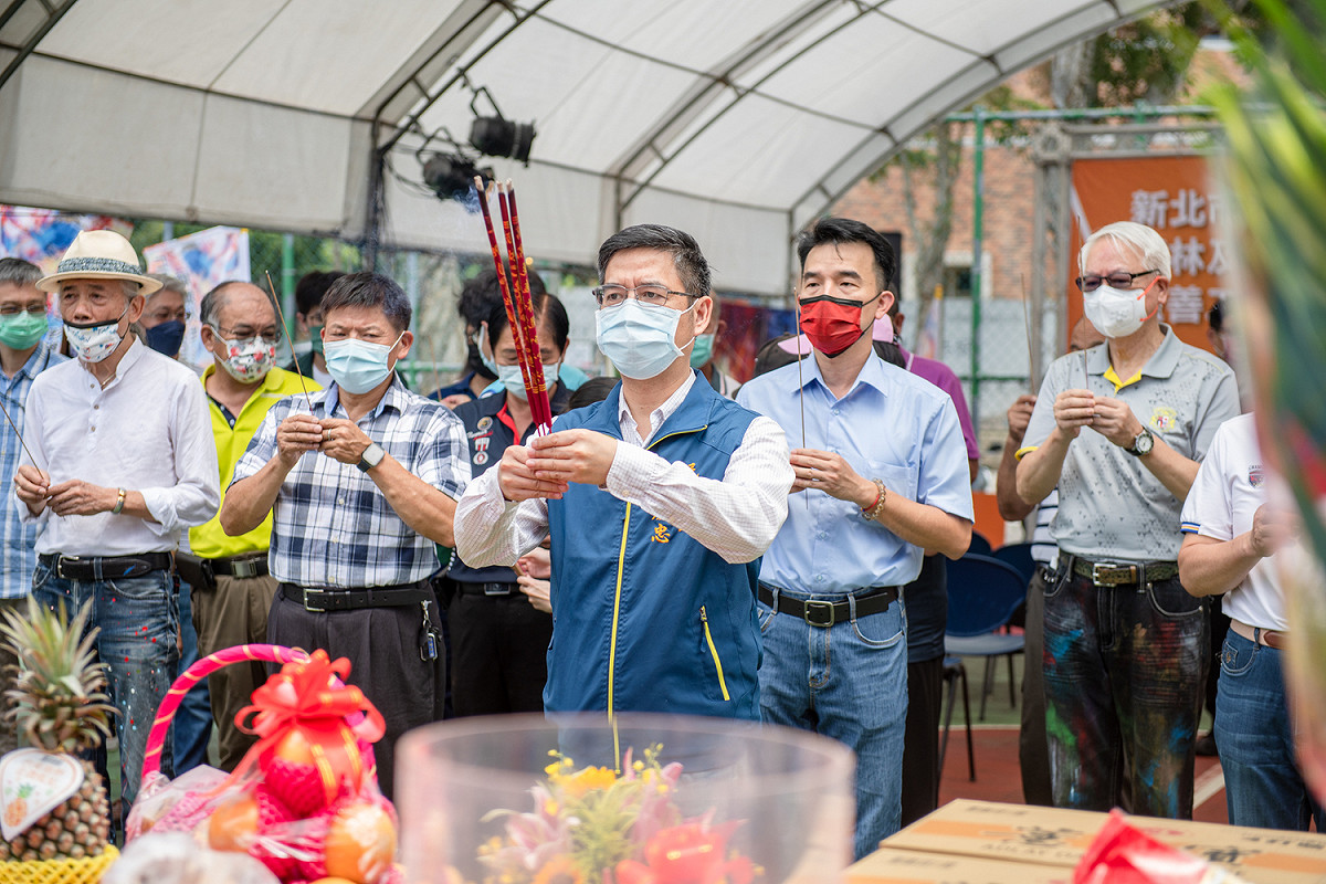 林口區公所6月23日辦理西林及仁愛籃球場改善工程開工祈福祭祀活動，民政局長柯慶忠出席預祝工程一切順利平安。 圖：林口區公所提供