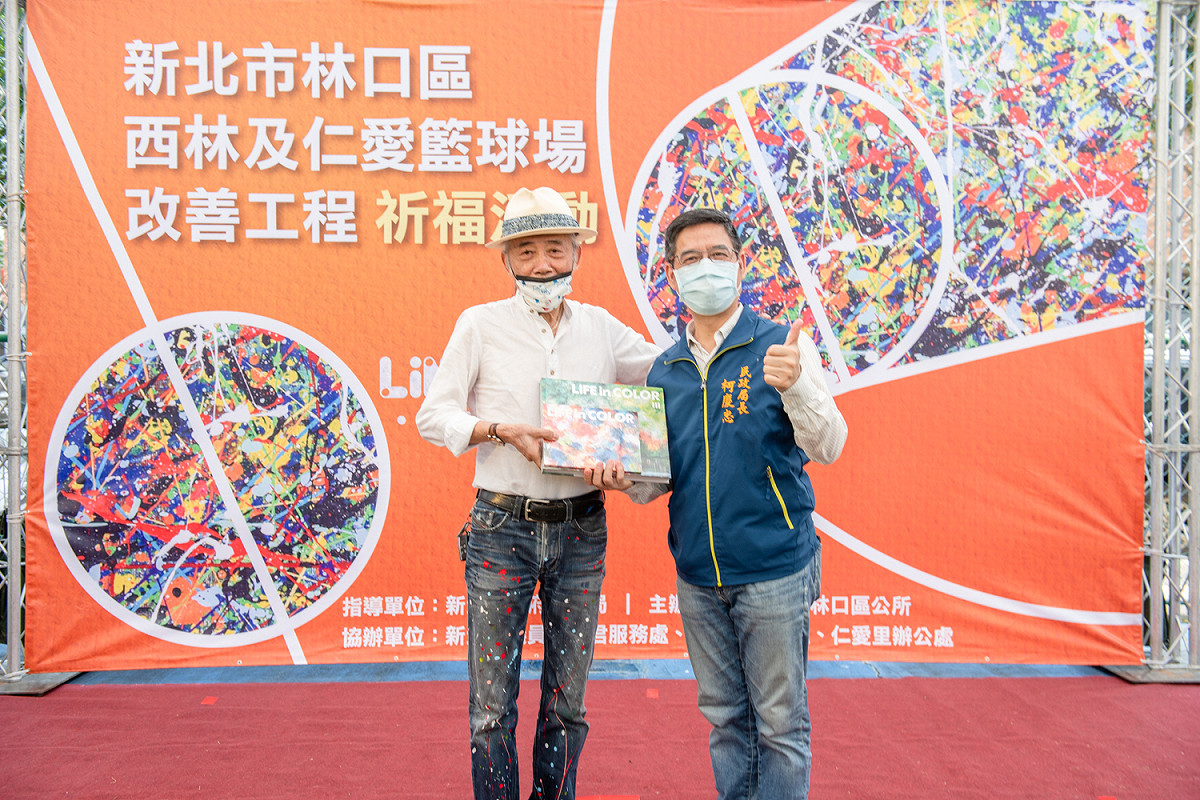 彭雄渾將自己的作品集贈與與會貴賓，由柯慶忠代表受贈。 圖：林口區公所提供
