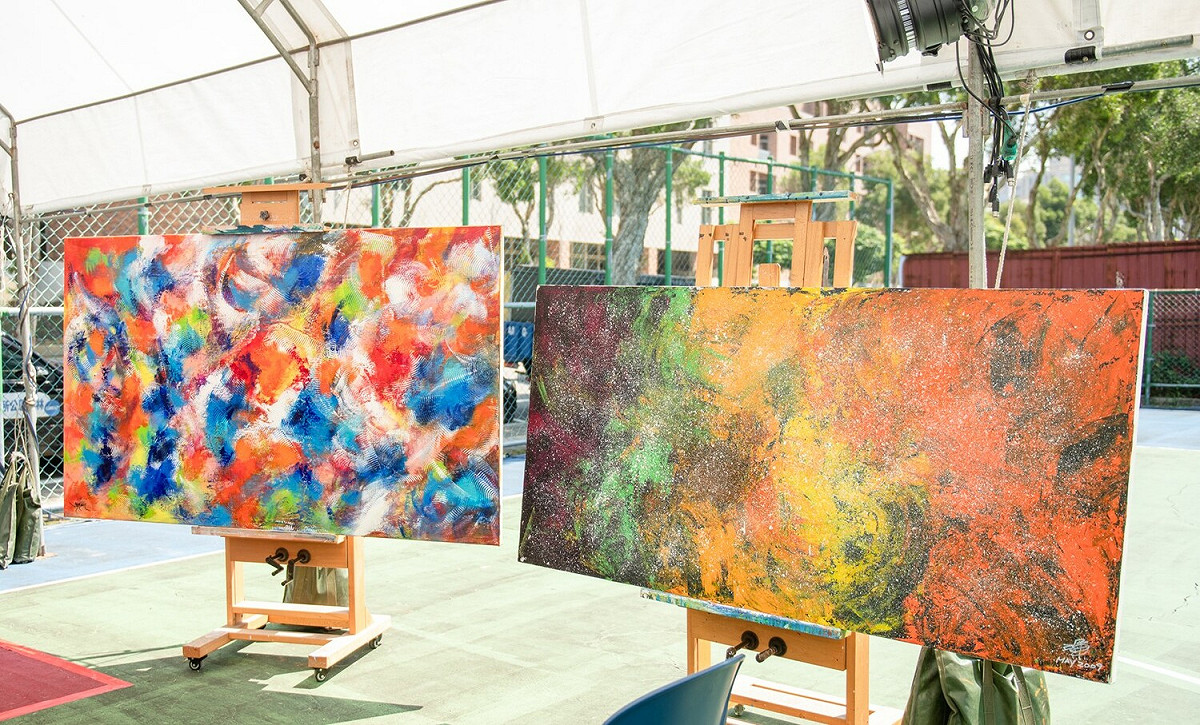 開工祈福祭祀現場彭雄渾特地將自己的作品帶來現場與與會貴賓介紹。 圖：林口區公所提供