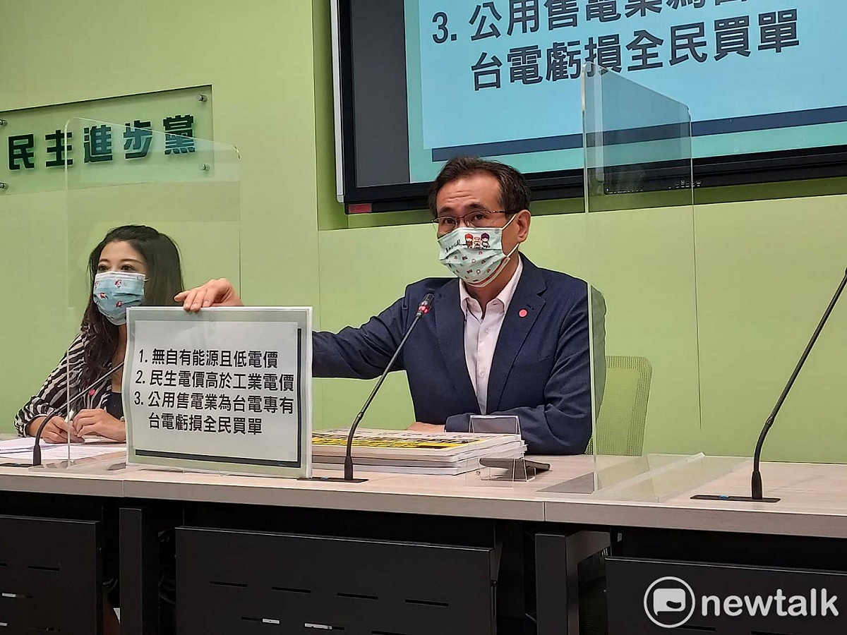 鄭運鵬說明台灣電價特性。 圖：陳佩君／攝