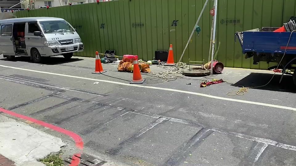 高市下水道維護工程意外，1工人搶救中。 圖：民眾提供