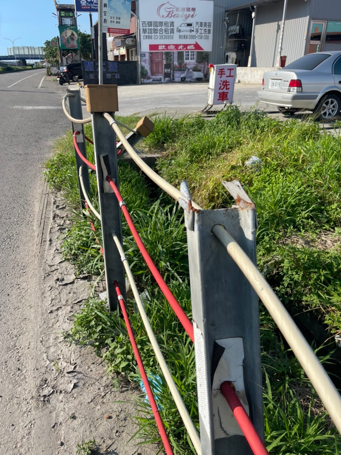 道路護欄H鋼型宛如刀片，發生車禍碰撞易造成嚴重傷亡。 圖：林昭印/提供