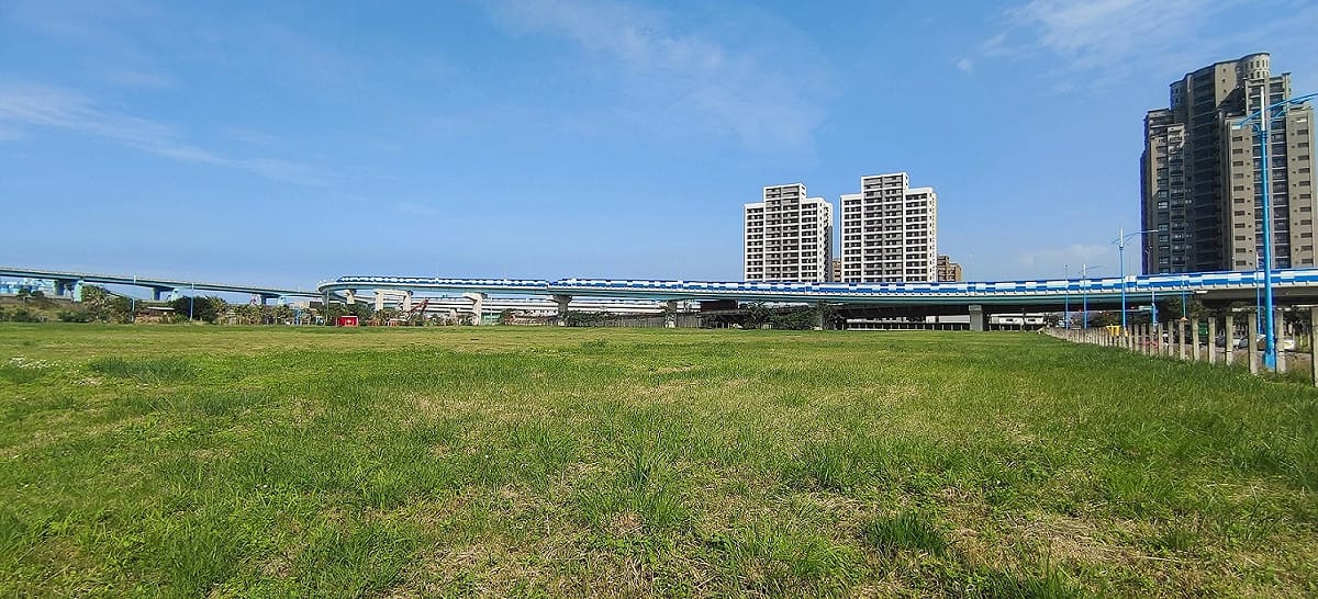 八里區具有海陸雙港的優勢，且交通便利亦持續到位，擴增生產機能，支援港區內發展，打造為智慧物流及製造的中心。 圖：新北市經發局提供