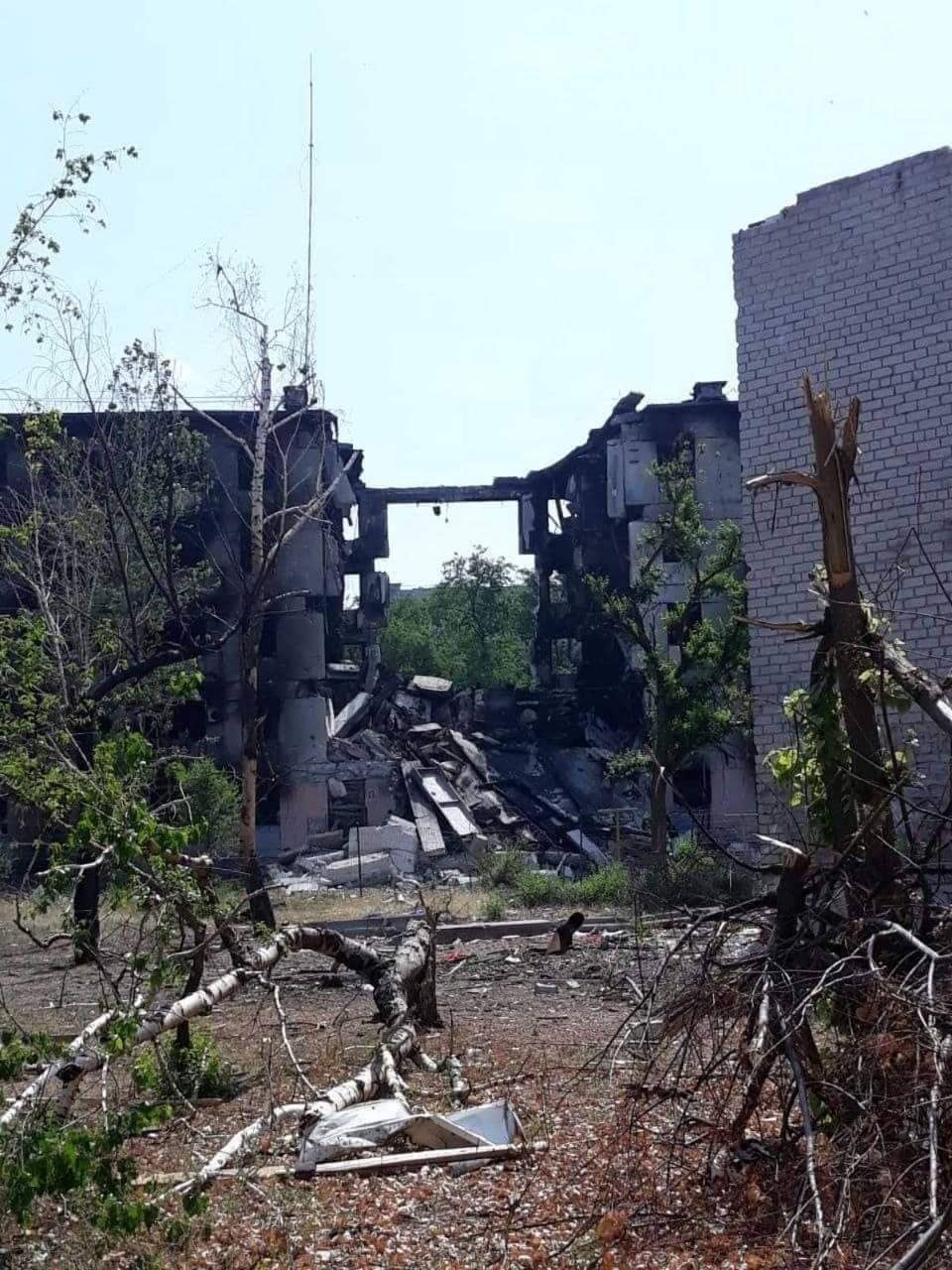 北頓內茨克東南衛星城市遭砲火摧毀建築。 圖：翻攝Serhiy Haidai推特