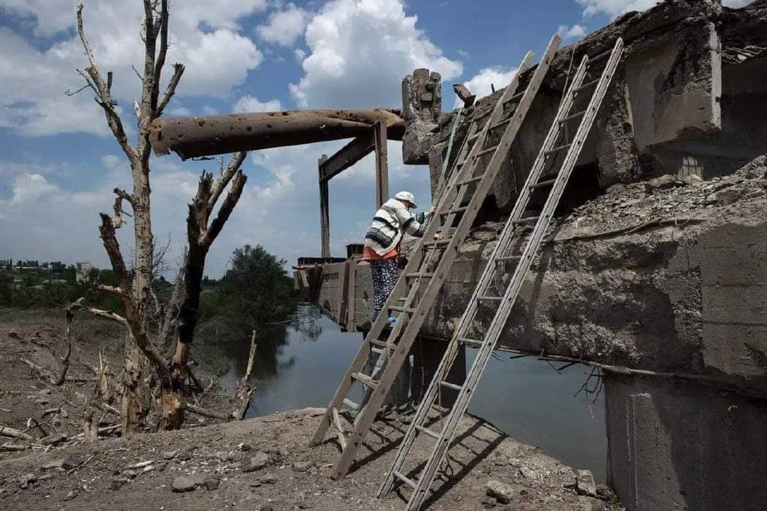 北頓內茨克東南衛星城市遭砲火攻擊後，居民試圖以簡易樓梯「回家」尋找家當。 圖：翻攝Serhiy Haidai推特