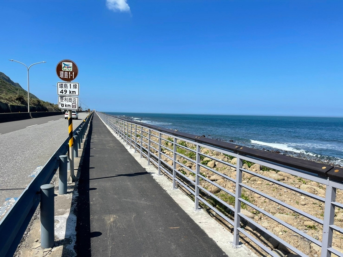 交通部公路總局表示，北海岸台2線水流公廟到中角海側自行車道，全線預計年底完工。 圖：交通部公路總局一工處／提供