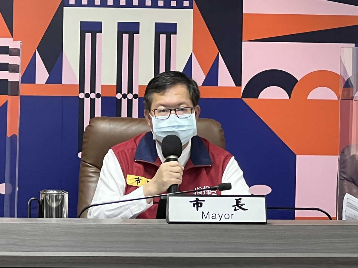 鄭文燦說明兒童疫苗第二劑入校施打暑假前完成。 圖：桃園市政府/提供