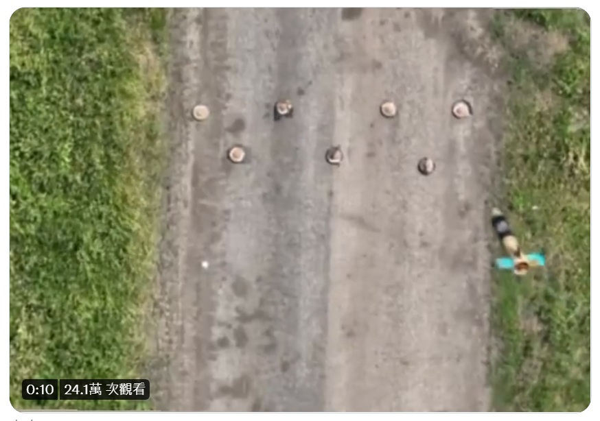 網路流傳烏軍使用現成的商用無人機，凌空投擲榴彈，快速引爆清理地雷設施。 圖：Ukraine Weapons Tracker推特影片截圖
