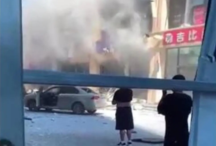 今（24）日上午，中國河北三河燕郊一商業街商鋪發生爆炸，現場畫面曝光。 圖 : 翻攝自極目新聞