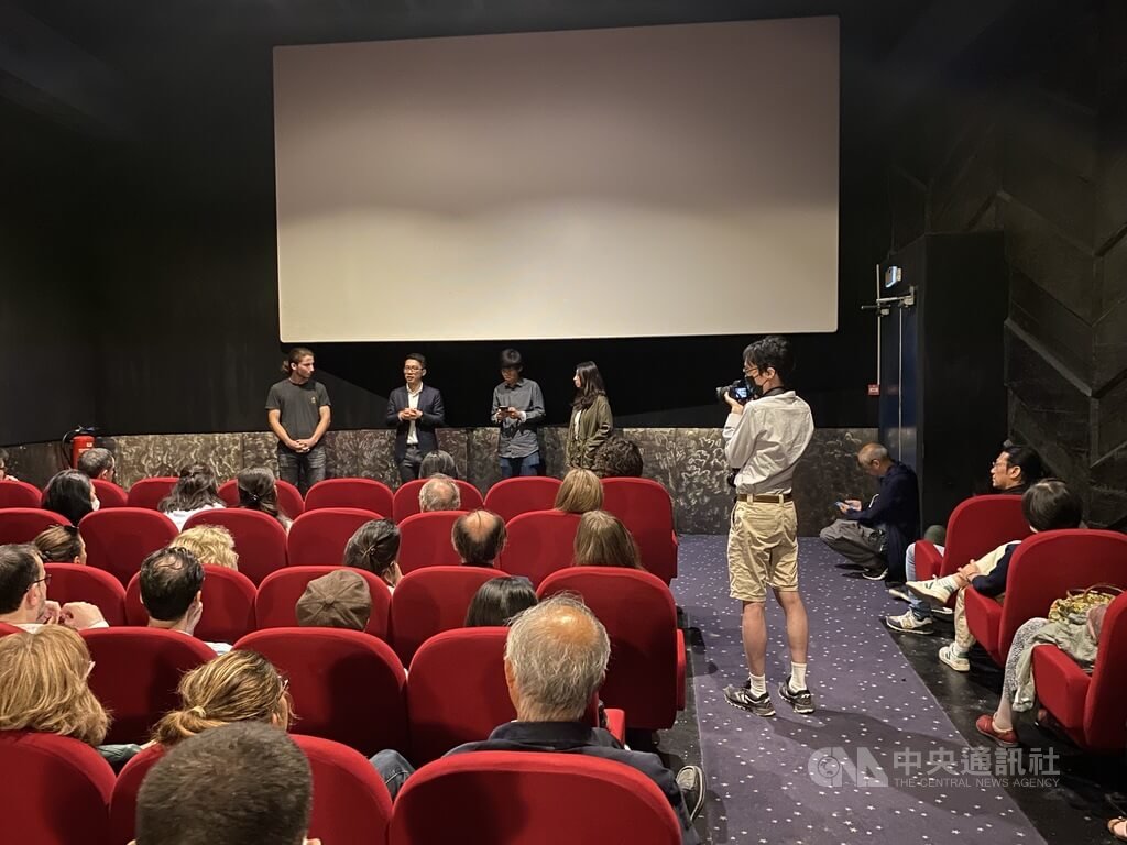 流亡英國的香港前立法會議員羅冠聰24日晚間來到電影節現場，與參與者分享自身經歷與看法。他表示，此次行程主要目的是倡議，讓法國民眾在許多國際新聞中，再次關注香港議題。 圖/中央社