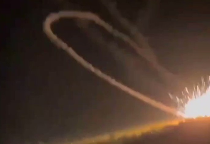 俄軍在烏東盧甘斯克州發射一枚防空飛彈，沒想到飛彈竟在空中掉頭飛回自家陣地。 圖：翻攝推特