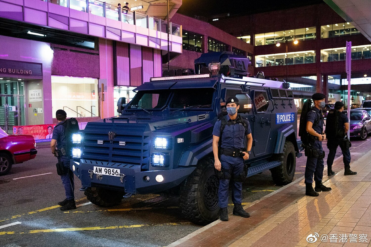 香港警隊與新型裝甲車「劍齒虎」。 圖：取自微博