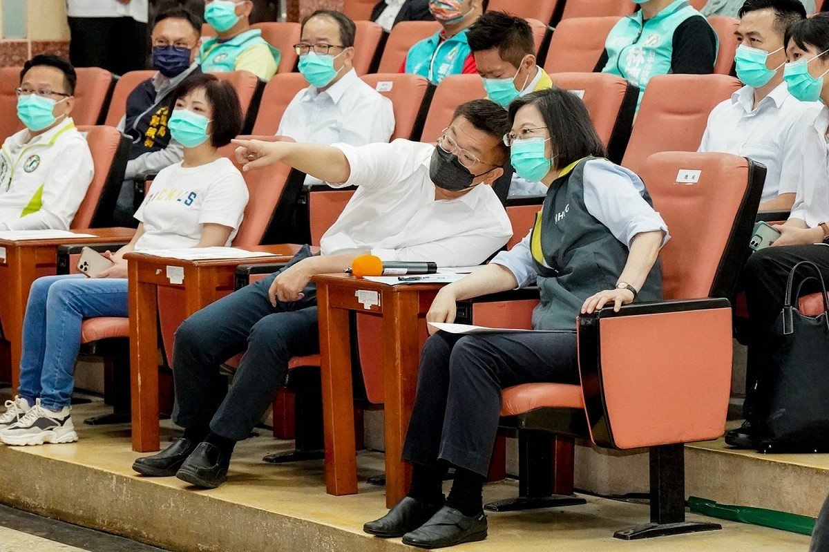 立法院副院長蔡其昌陪同蔡英文總統聽取簡報。 蔡其昌辦公室/提供