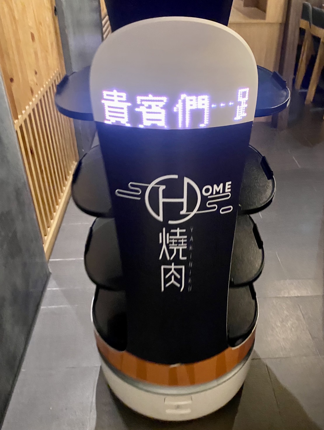 可愛的機器人帶位送餐，意外的吸睛。  業者/提供