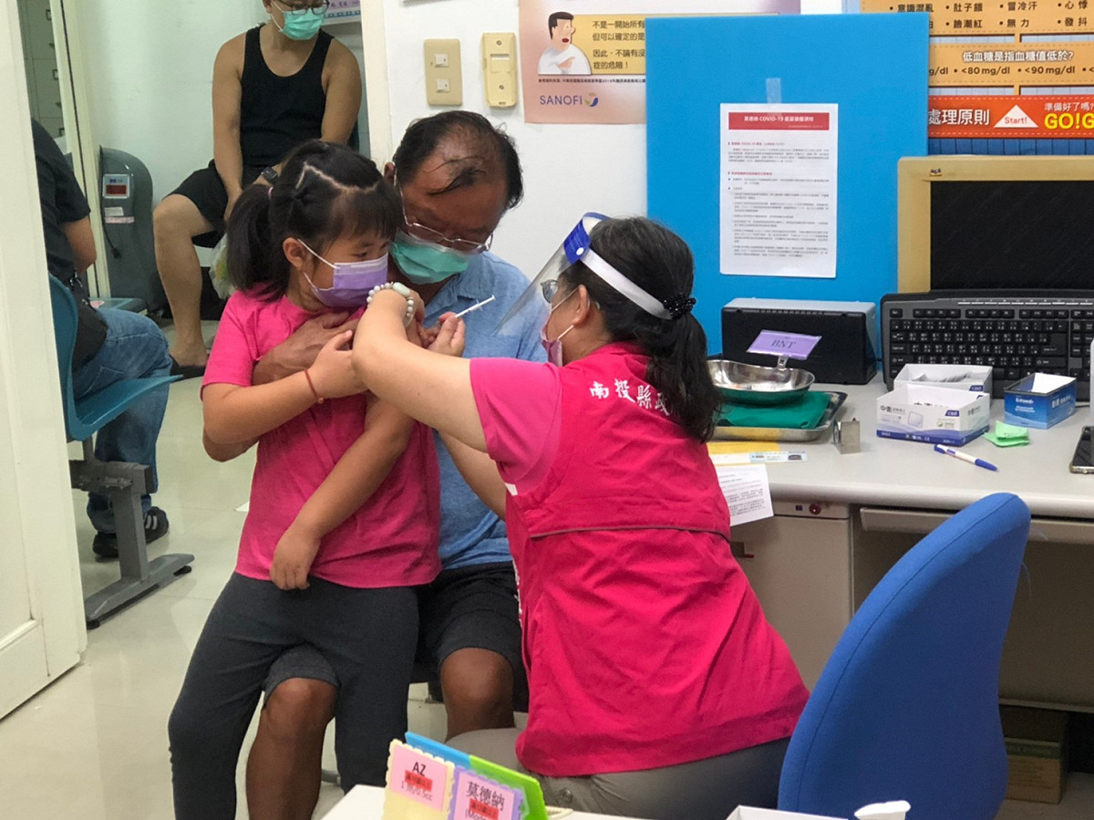 南投縣衛生局指出，截至今（25）日，南投縣5至11歲第二劑累計接種人數共計1,109人，接種率21.3％。 圖：南投縣衛生局提供