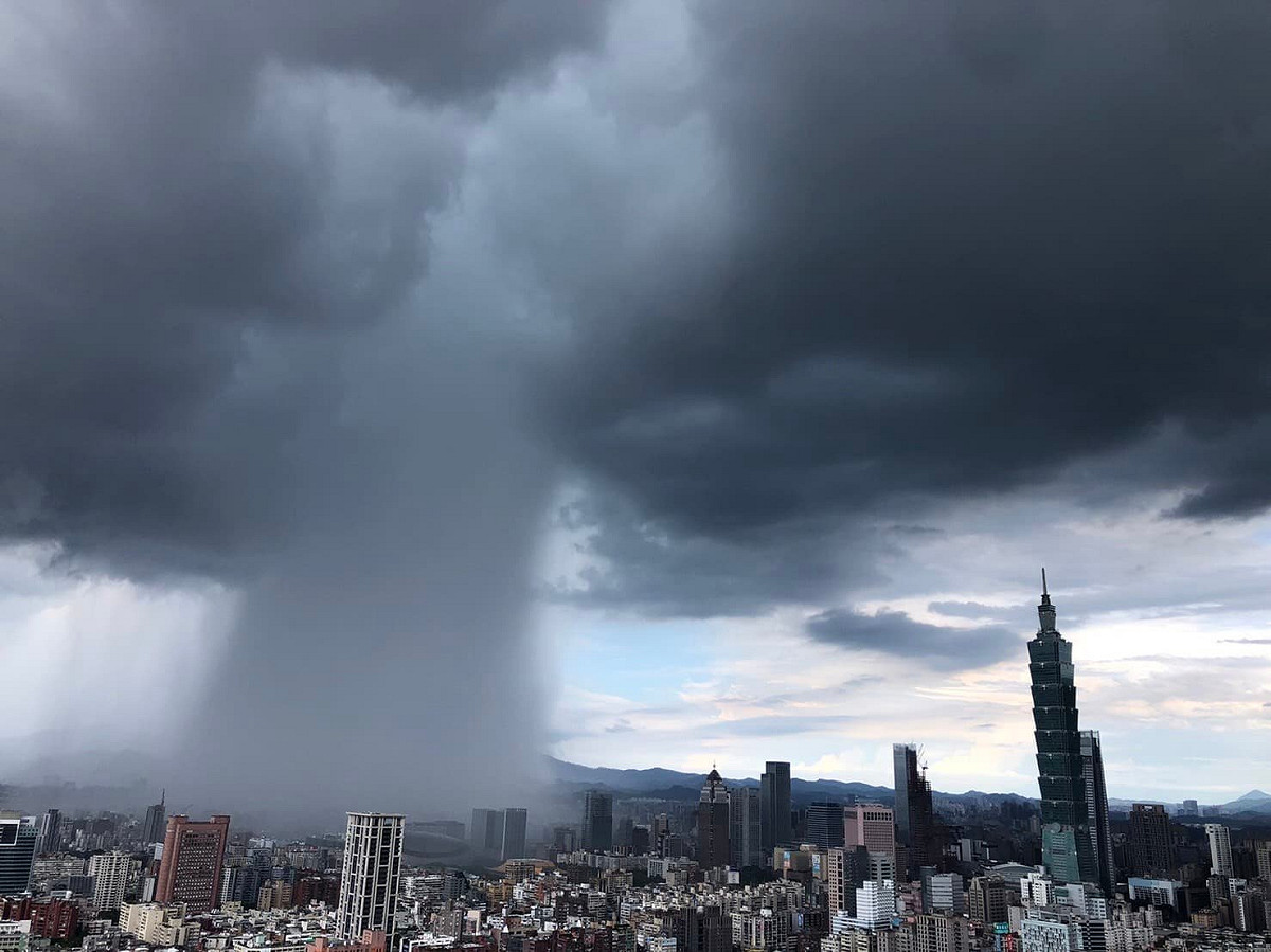 網友分享自己捕捉到的天空奇景，照片上只見雲深處有團柱狀深厚的水氣蓄勢待發，集中於特定區域的特質被戲稱「針對性極強」。鄭明典解釋，這是夏季限定的「雨瀑」。 圖：擷自鄭明典臉書/王偉分享