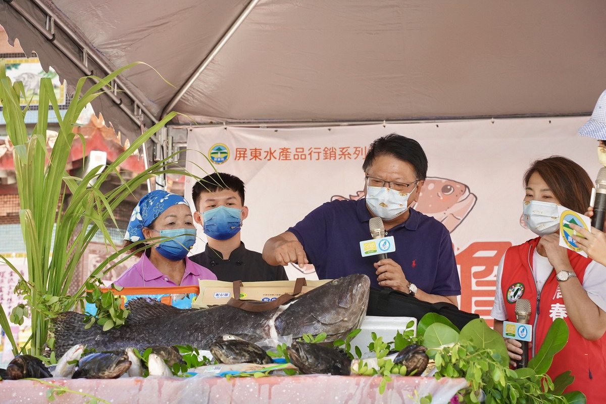 潘孟安(中)為石斑銷路摃上農委會。 圖：屏東縣政府提供
