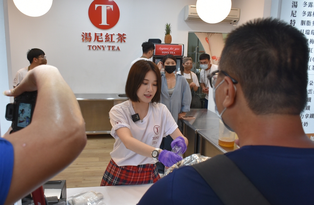 艾瑞絲親自為粉絲服務。 圖：孫家銘攝