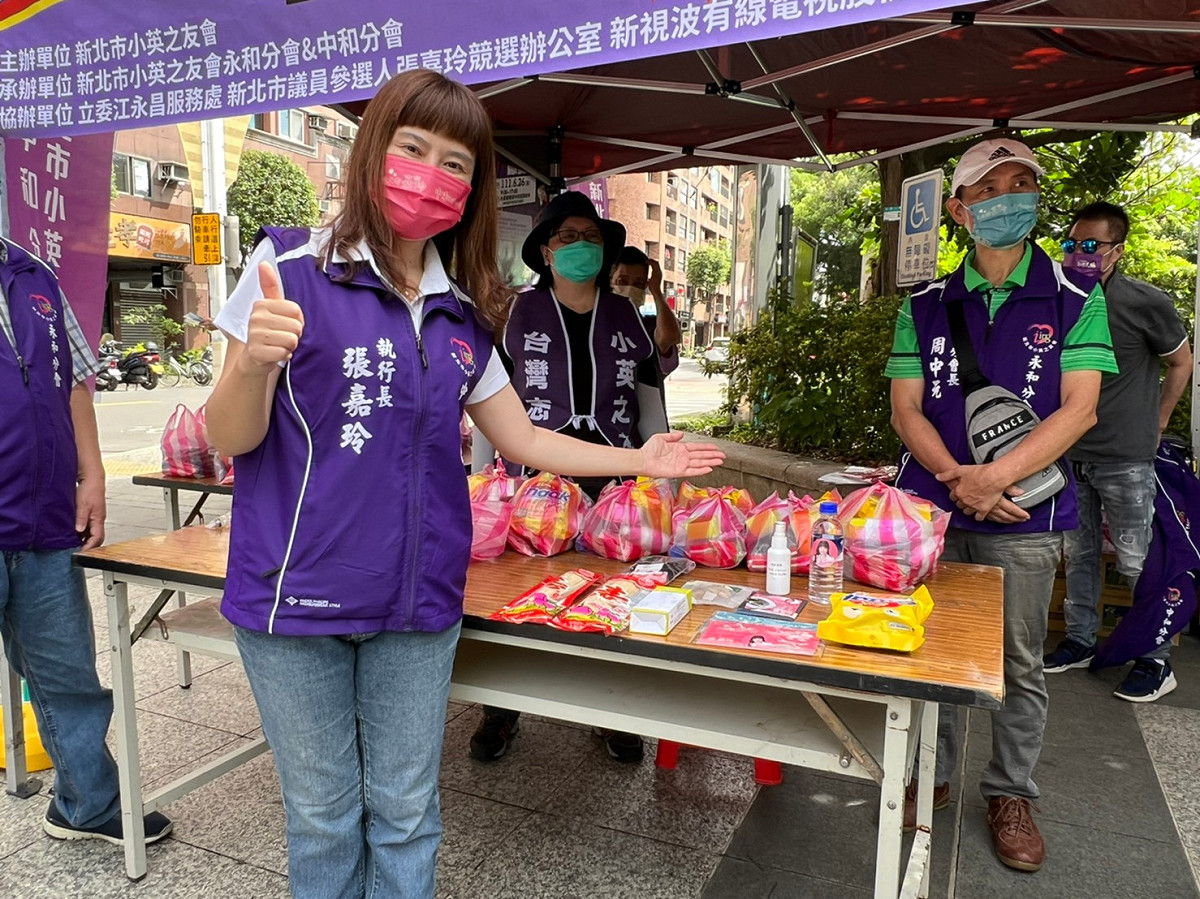 張嘉玲身為現任中和小英之友會執行長也呼籲大家，每一份熱血都是一份愛心，可以幫助每一條寶貴的生命，拜託大家於今日或平日都踴躍前往捐血響應愛心，緩解血荒，為疫情送暖！ 圖：新北市小英之友會提供