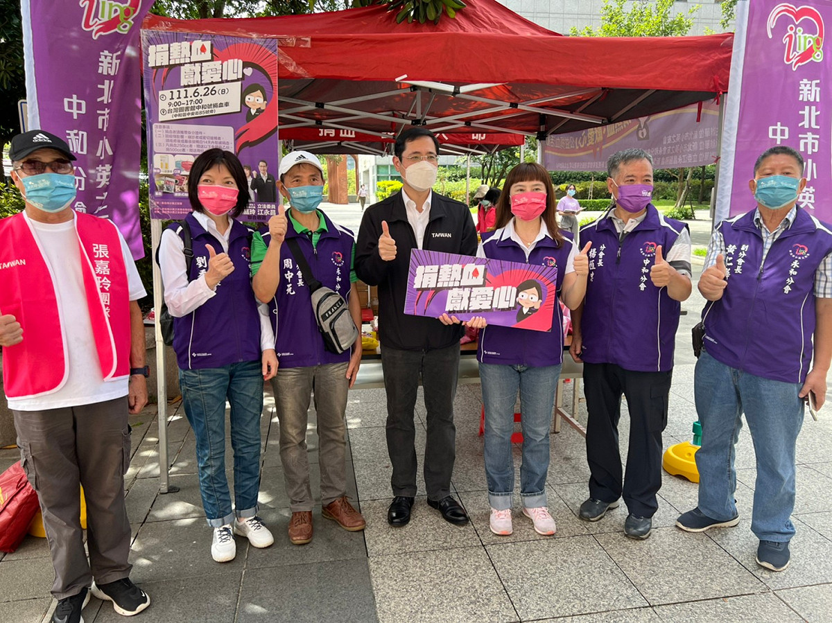 新北市小英之友會賴正時總會長為活動志工及朋友打氣加油，並感謝立委江永昌的安排配合，以及新北市議員參選人張嘉玲亦為現任中和小英之友會執行長的在地用心協助，讓活動可以順利進行。 圖：新北市小英之友會提供