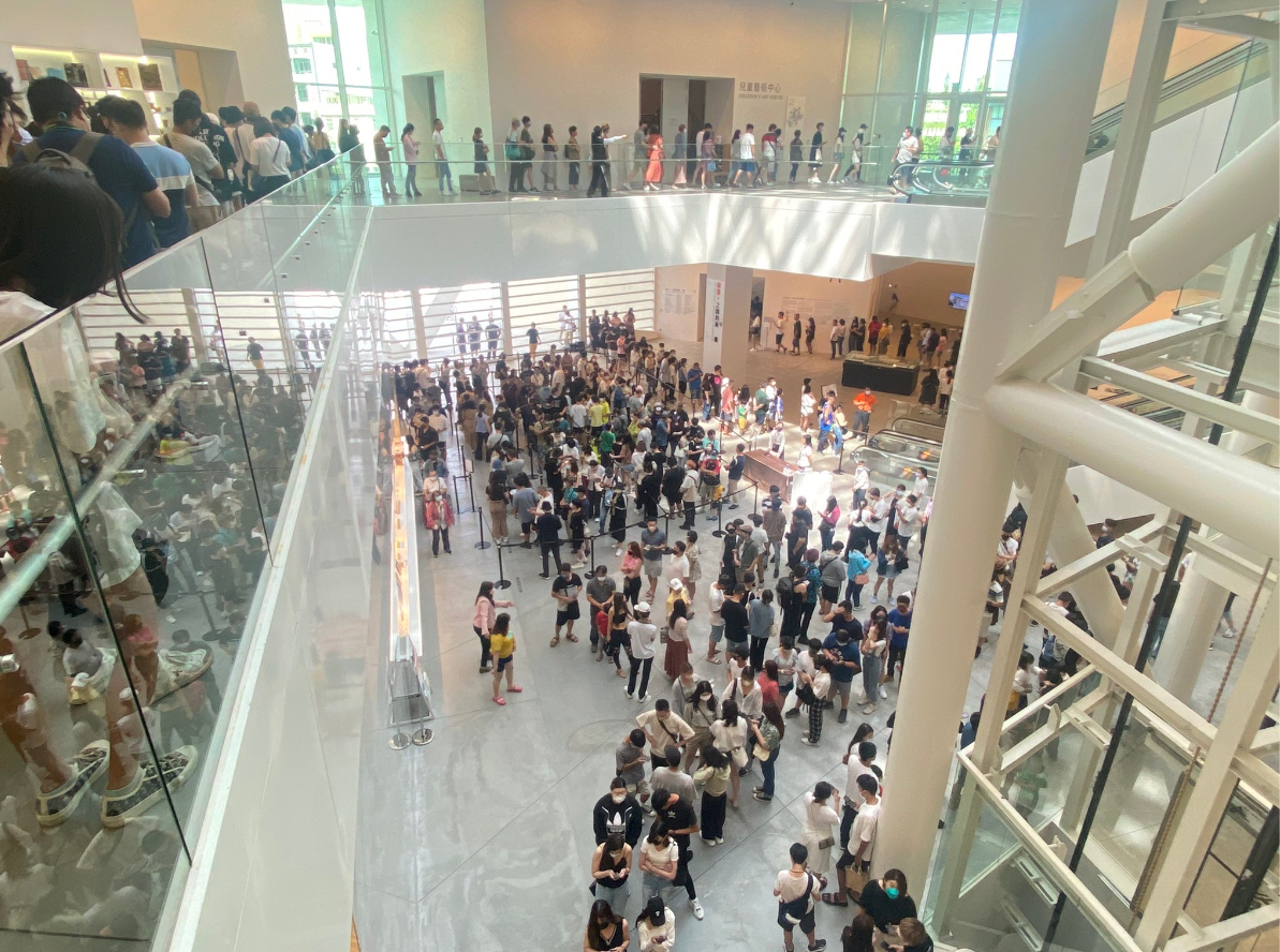 台南美術館《亞洲的地獄與幽魂》特展開展第二日，大批人潮衝著看「殭屍」而來。  圖：翻攝自台南市美術館臉書