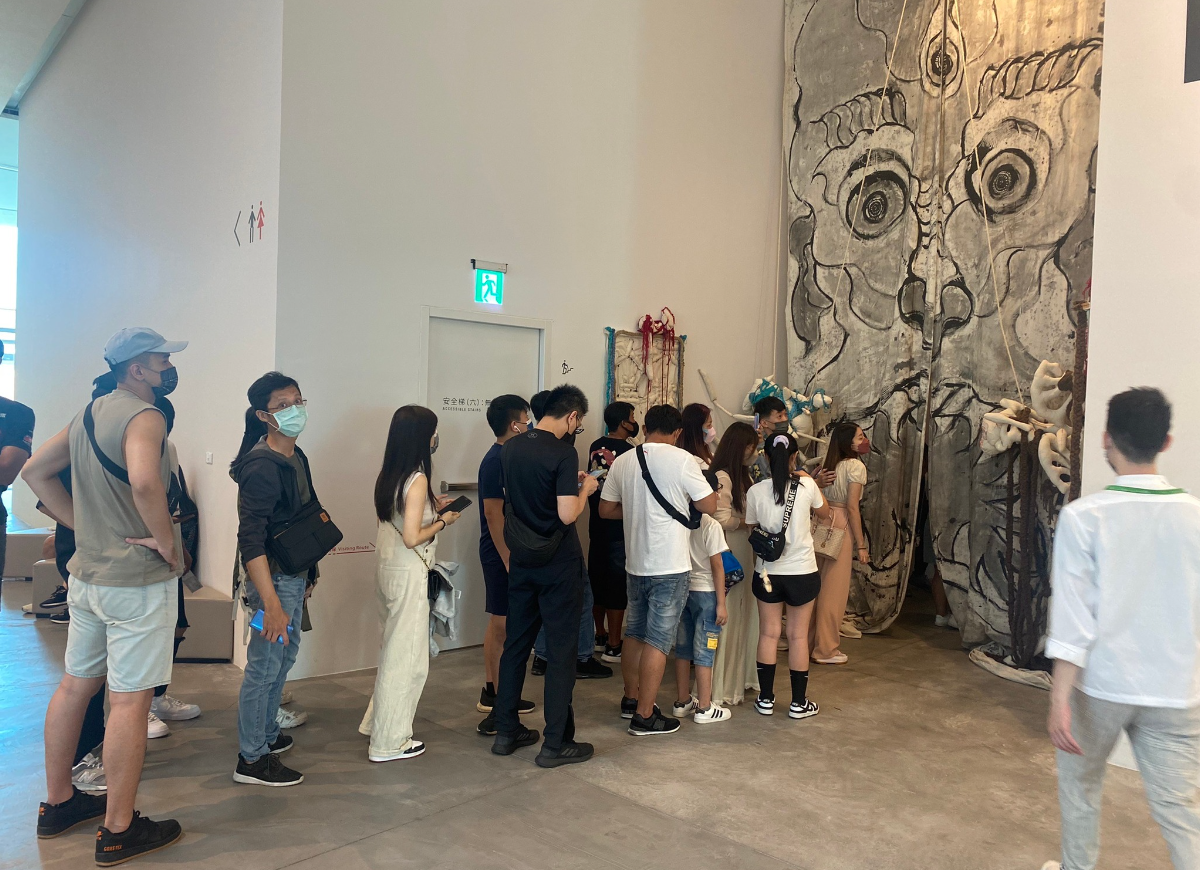 台南美術館《亞洲的地獄與幽魂》特展開展第二日，大批人潮衝著看「殭屍」而來。  圖：翻攝自台南市美術館臉書
