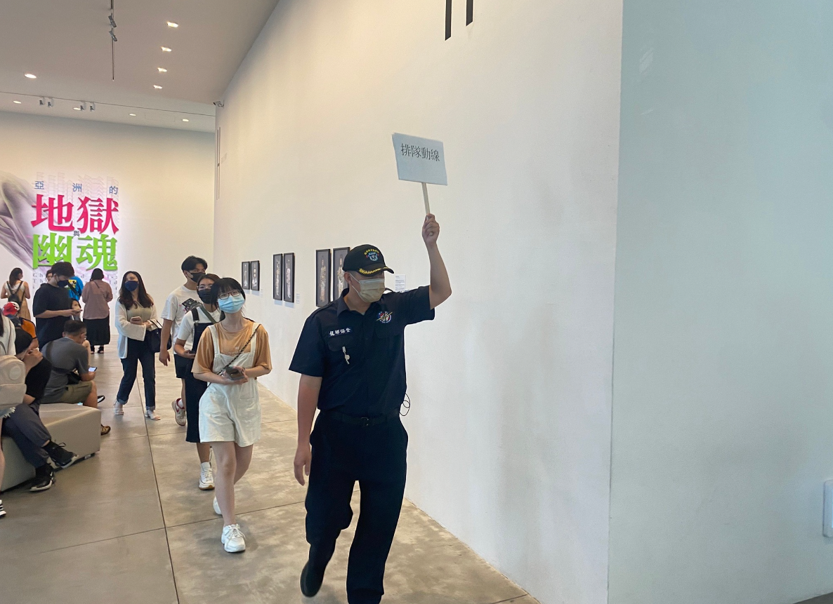 台南美術館《亞洲的地獄與幽魂》特展開展第二日，大批人潮衝著看「殭屍」而來。  圖：翻攝自台南市美術館臉書